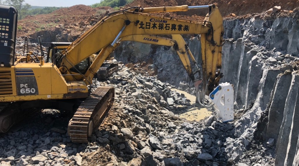 Cho thuê máy xúc gắn búa phá đá