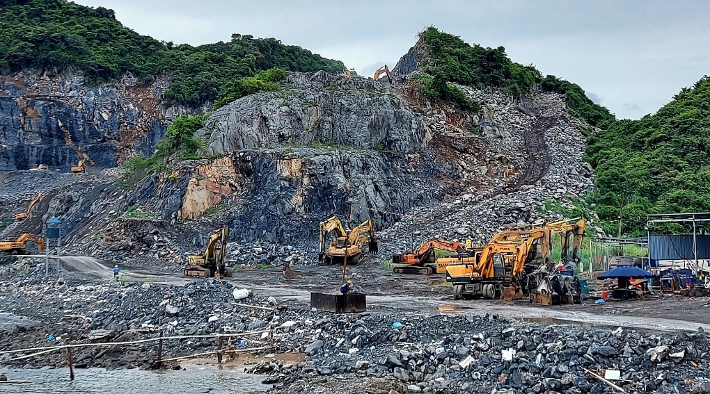 Cho thuê máy xúc, cho thuê búa phá đá, nhận san lấp mặt bằng