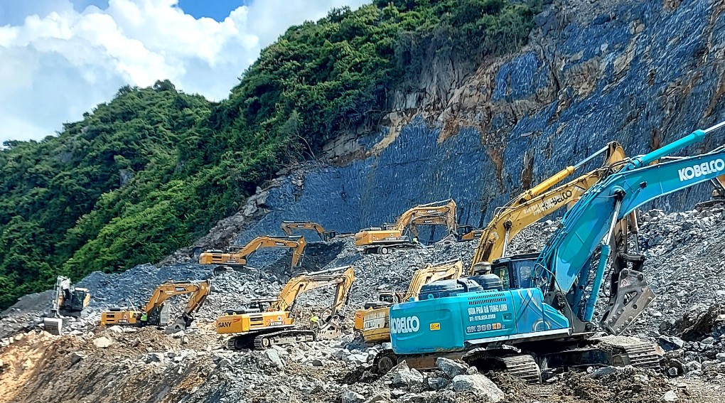 Cho thuê máy xúc, cho thuê búa phá đá, nhận san lấp mặt bằng