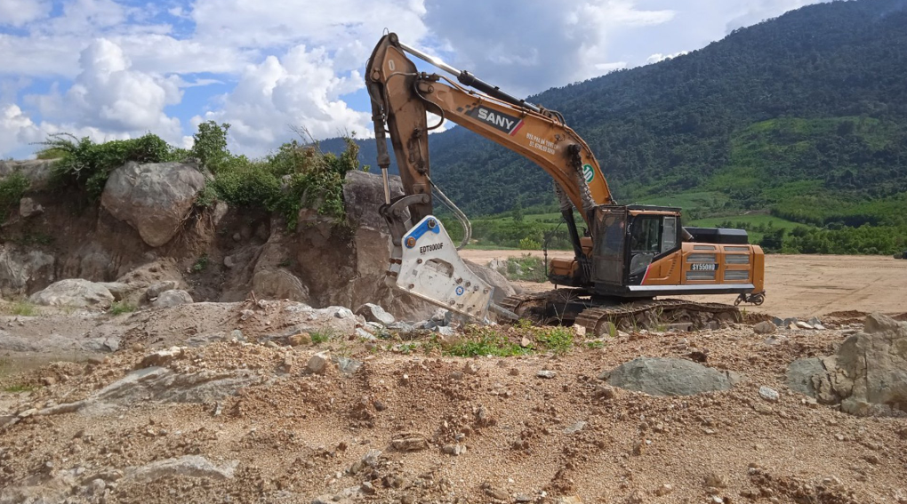 Cho thuê máy xúc, cho thuê búa phá đá, nhận san lấp mặt bằng