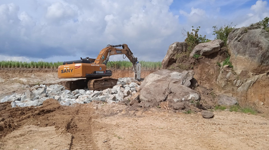Dịch vụ san lấp mặt bằng làm Sân Golf Hạ Long, Quảng Ninh