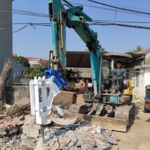 Phá dỡ nhà an toàn hiệu quả bằng máy xúc