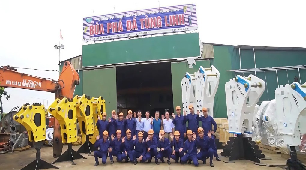 Nhận San Lấp Mặt Bằng - Cho Thuê Máy Xúc Gắn Búa Phá Đá (6)