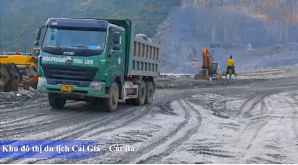 Xe ben công cho thuê san lấp mặt bằng của Tùng Linh