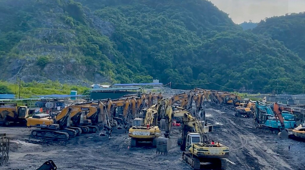 Nhận San lấp mặt bằng và cho thuê máy xúc gắn búa phá đá