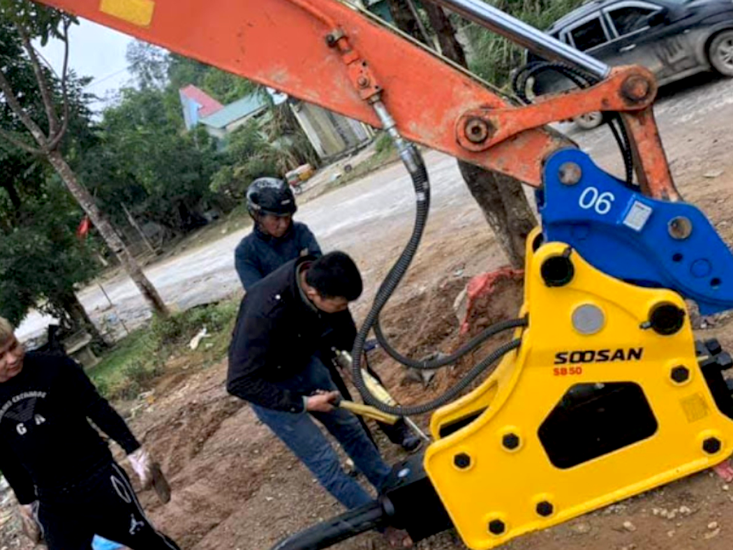 Sử dụng búa phá đá đúng cách trên máy xúc