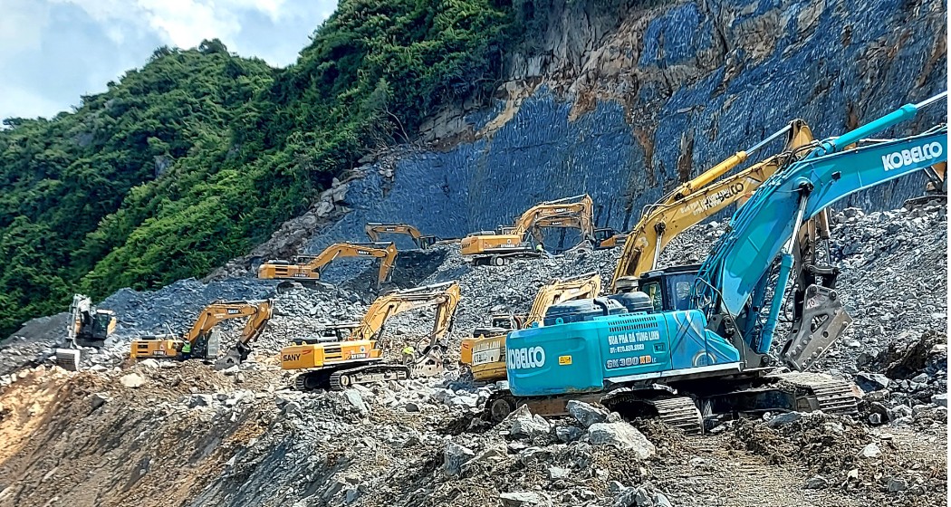 Búa phá đá Tùng Linh chuyên cho thuê máy xúc gắn búa, nhận san lấp mặt bằng