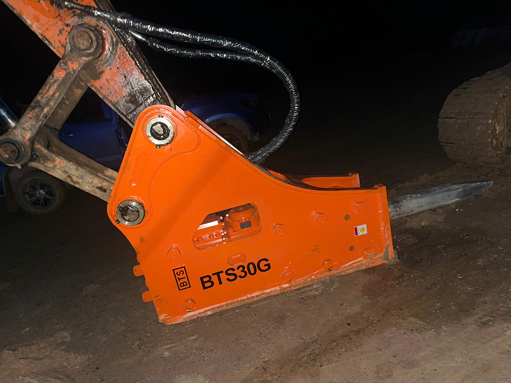 Búa phá đá BTS30G lắp DX300