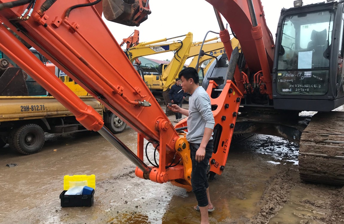 Thường xuyên bôi mỡ búa phá đá máy xúc 300