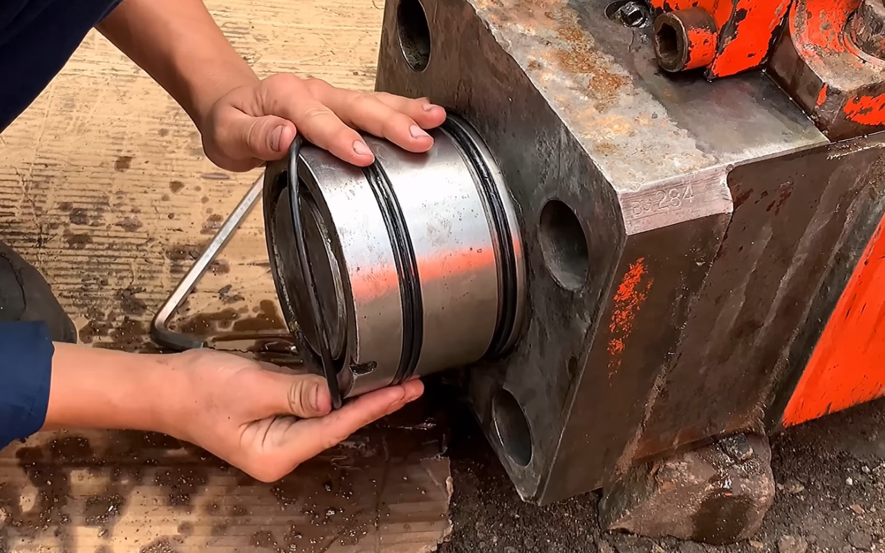 Thay sim phớt cho búa phá đá thủy lực (1)