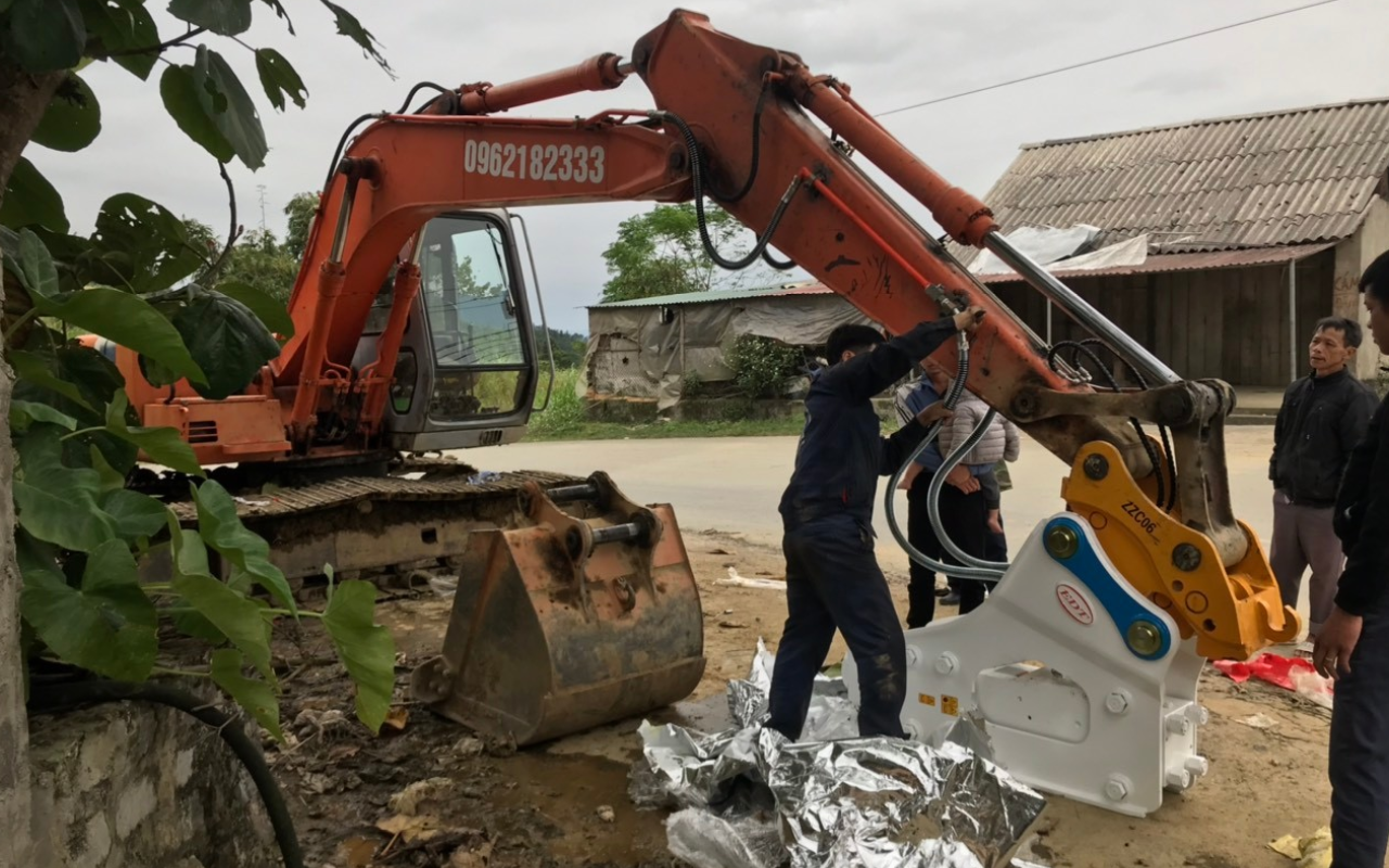 Vận hành không đúng quy trình là nguyên nhân thao lắp nhanh bị rơi gầu